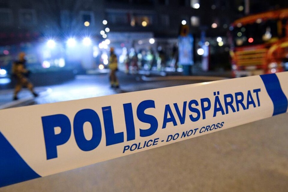 Två personer har omkommit i en trafikolycka i Lerum öster om Göteborg. De två omkomna männen, en i 60-årsåldern och en i 75-årsåldern, var förare i varsin personbil och mötte en lastbil i en kurva på en mindre väg. - På något vis släpper släpet från las