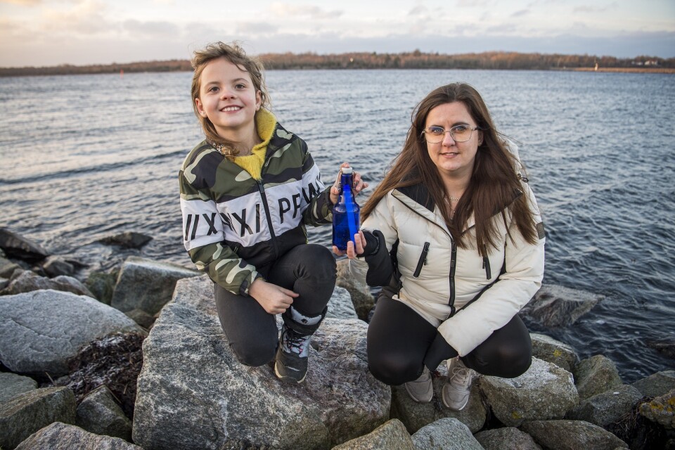 Olivia Andersson och bonusdottern Saga Ångkvist med den flaskpost som de hittade på Sturkö i helgen.