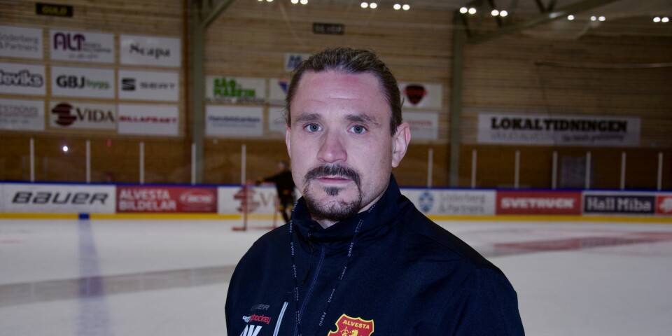 Björn Karlsson fick en drömstart på nya jobbet som huvudtränare i Alvesta SK. Seriepremiären vanns med 11-1 hemma mot Nittorp.