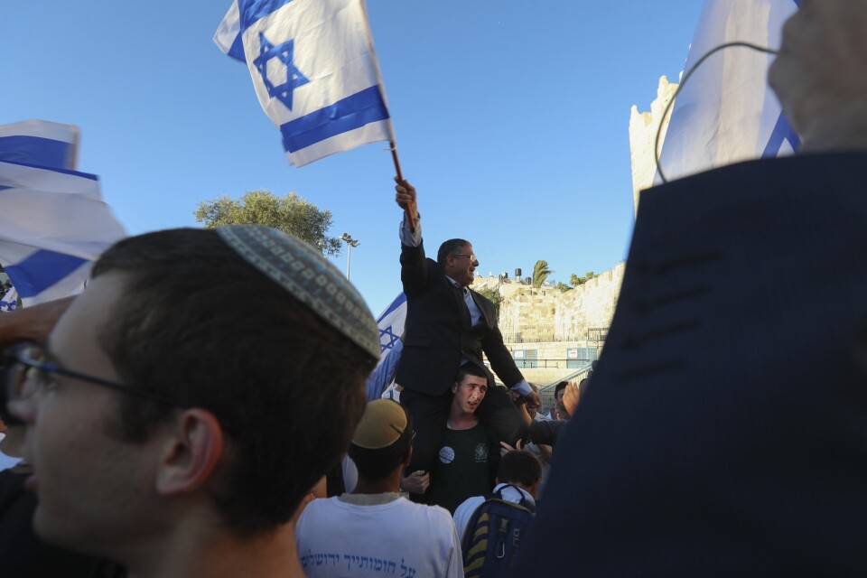 En av dem som deltog i den högernationalistiska flaggmarschen var Knessetledamoten Itamar Ben-Gvir (från partiet Tkuma) som här syns sittandes på en deltagares axlar.