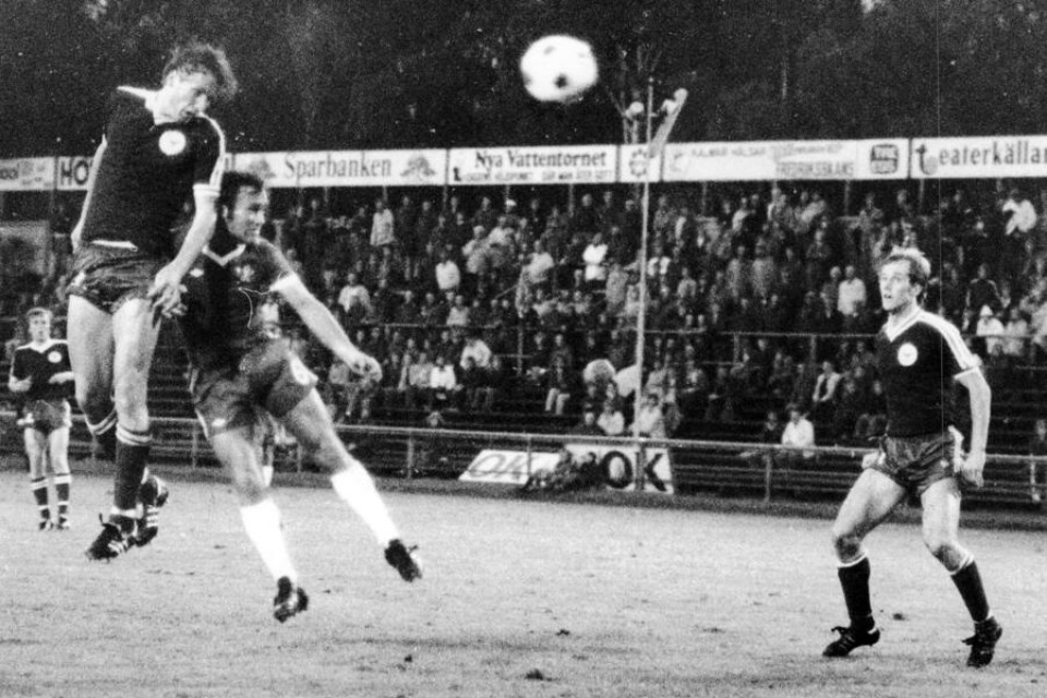 Jan-Åke Lundbergs främsta tillgång var hans huvudspel som höll toppklass. Här vinner han en duell mot Chelseas hårding Ron Harris. Börje Axelsson övervakar nicken i en sommarmatch 1977.