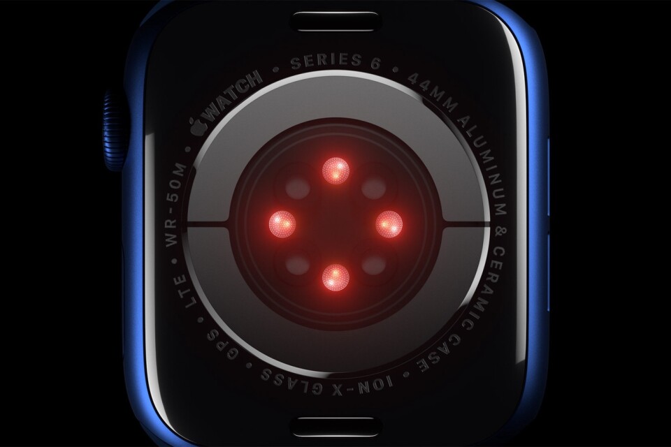 Nya Apple Watch 6 mäter blodets syresättning genom ledlampor och fotodioder på klockans baksida.