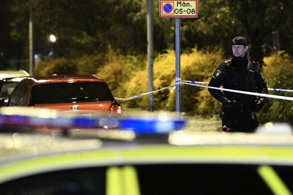 En bil har blivit beskjuten med flera skott under färd i centrala Landskrona.