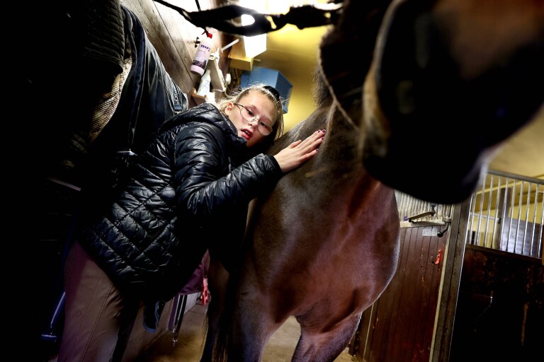 Hästarna gör autistiska Natalie, 15, lugn: ”Lite terapi att vara här”