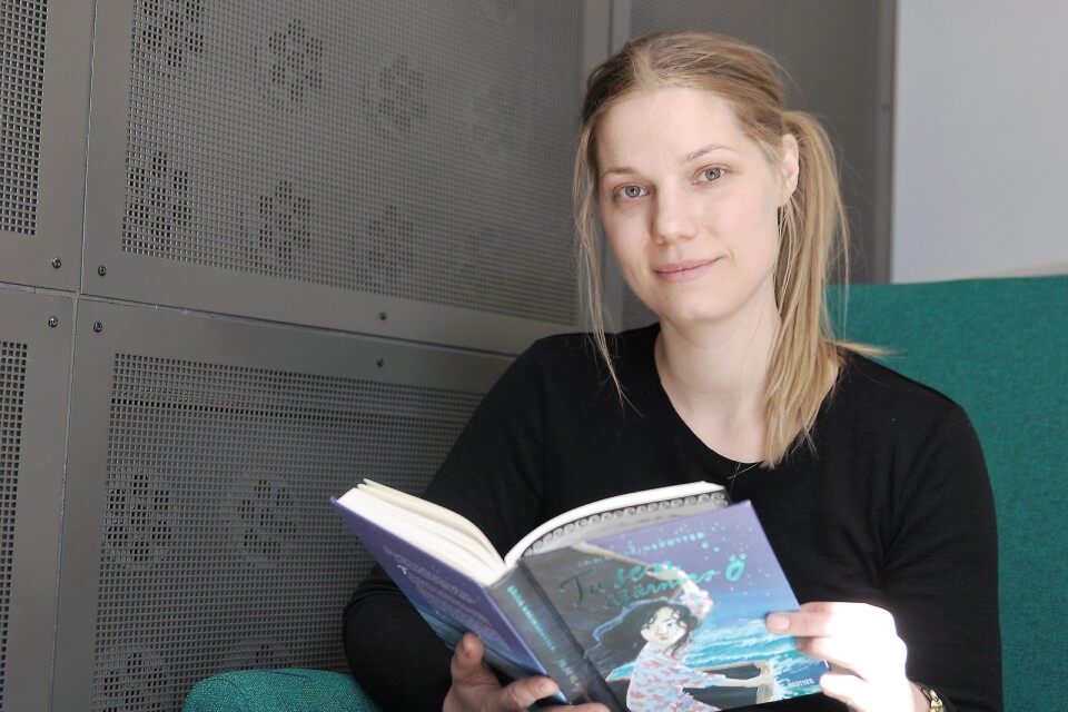 Författaren Emma Karinsdotter från Ronneby. Här i läsfåtöljen.