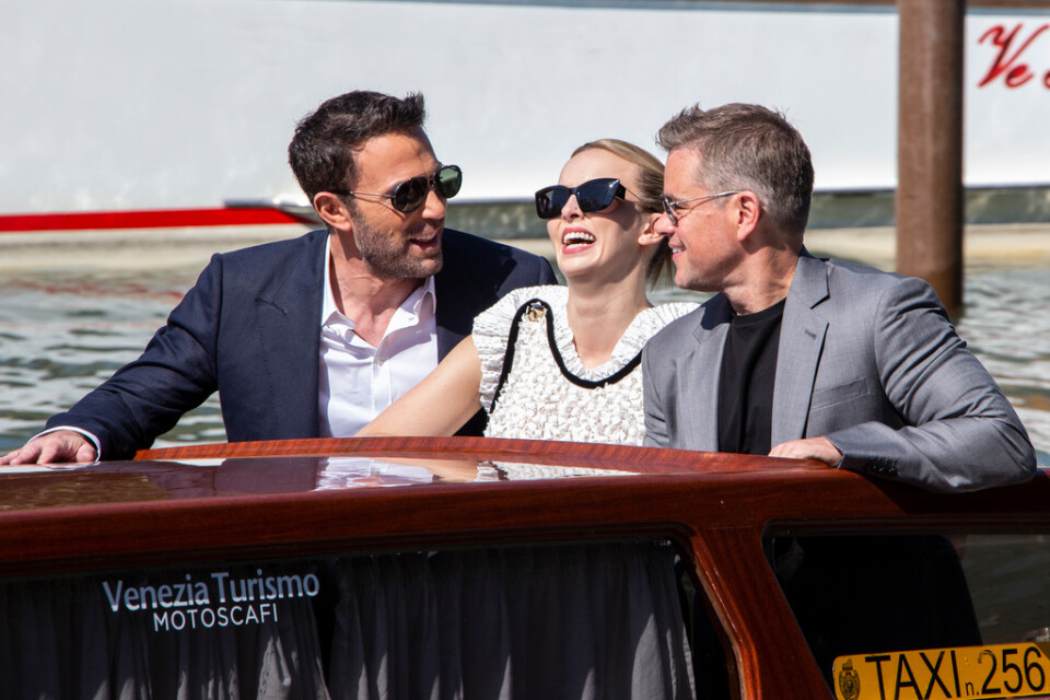 Jodie Comer tillsammans med sina motspelare Ben Affleck och Matt Damon i "The last duel" tidigare i år på filmfestivalen i Venedig. Arkivbild.