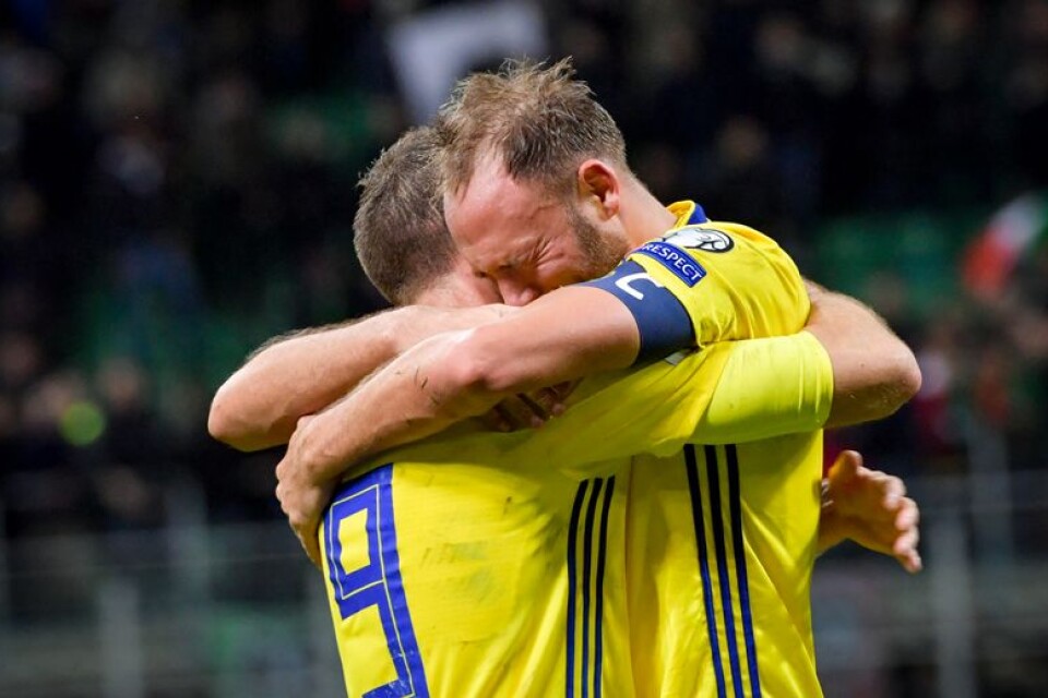 Sveriges Marcus Berg och Andreas Granqvist jublar efter slutsignalen i måndagens VM-kval.