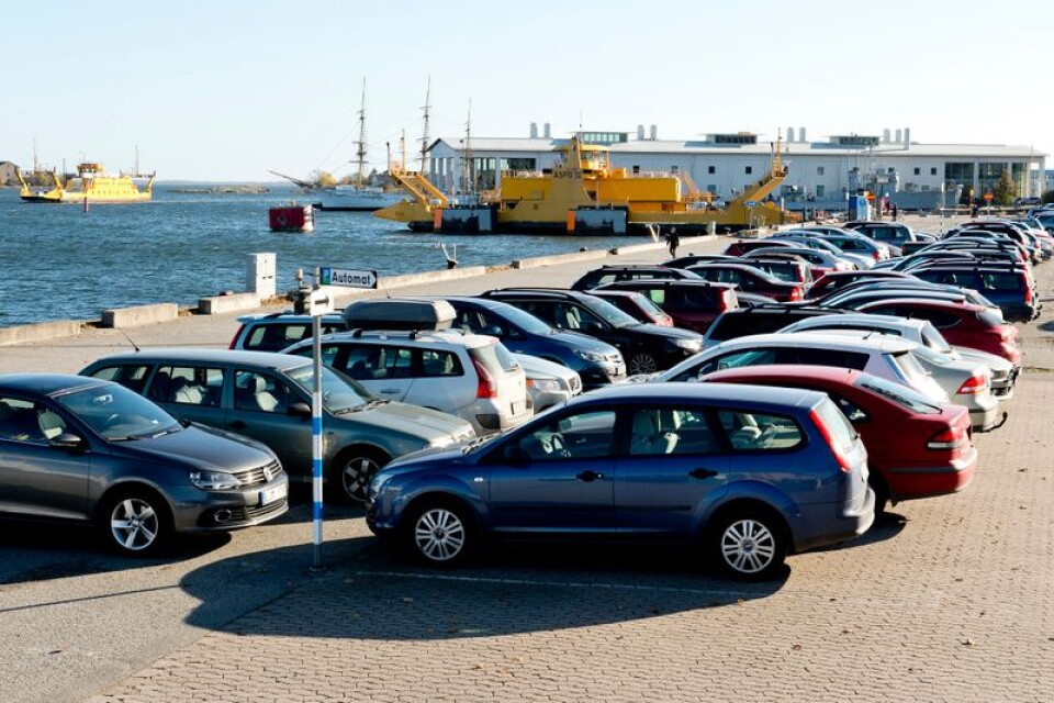 När det gäller den minst sagt bedrövliga parkeringssituationen på Trossö får man nog tänka om. Behåll parkeringsplatserna i hamnen.