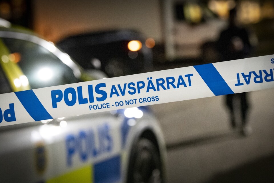 En man med stick- eller skärskador har förts med ambulans till sjukhus efter att ha hittats i en lägenhet i centrala Ronneby. Arkivbild.