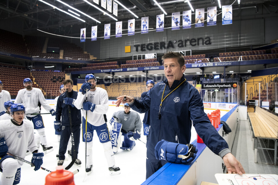 Leksands nye tränare Ulf Samuelsson på isen i Tegera Arena under onsdagens träning med laget.
