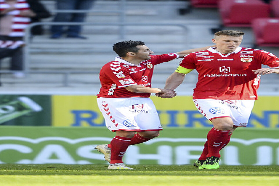 Kalmars Viktor Elm, till höger, jublar efter sitt 1-0-mål mot Helsingborgs IF på Guldfågeln arena.