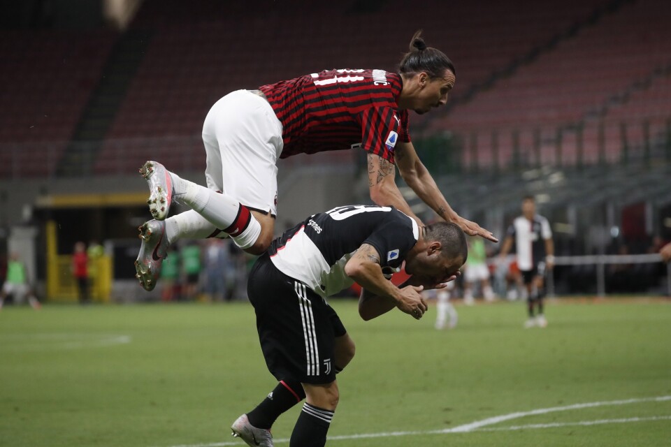 Zlatan Ibrahimovic i en duell med Juventus Leonardo Bonucci i tisdagens match.
