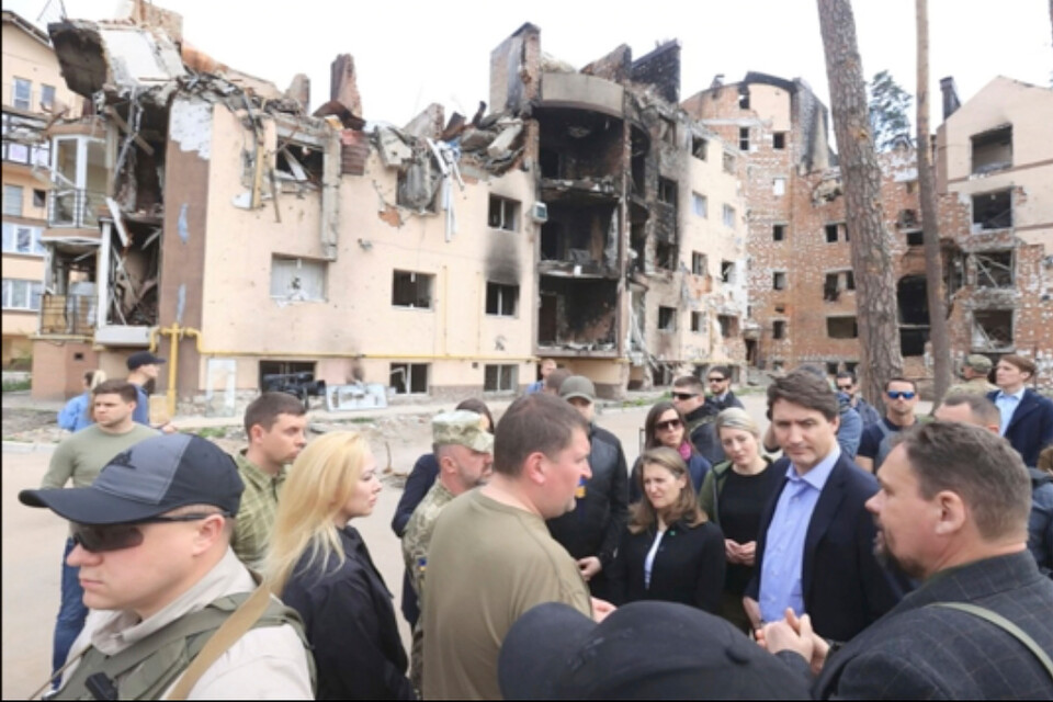 Bild på Justin Trudeau, till höger i kostym och blå skjorta, under besöket i Irpin.