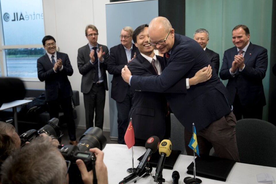 Glada miner i Trollhättan: Didis vd Aries Liu och Nevs vd Stefan Tilk kramar om varandra efter att ha undertecknat ett samförståndsavtal.