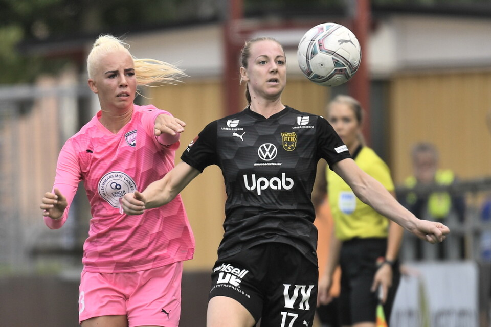 Rosengårds Sofie Svava jagar Umeås Olivia Holm. Matchen slutade 0–0.