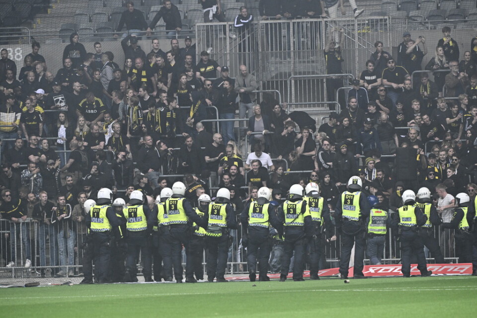 AIK-anhängare gick till attack mot polisen i samband med söndagens förlustderby mot Djurgården på Tele2 arena. AIK ligger näst sist i allsvenskan.