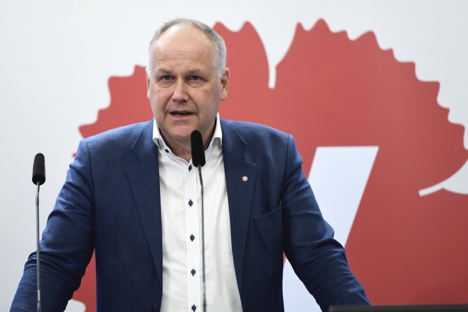 Jonas Sjöstedt (V) håller pressträff i riksdagens pressrum.