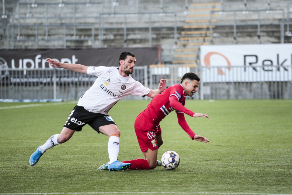 Örebros Agon Mehmeti (till vänster) och IFK Göteborgs Alexander Jallow i duell under den mållösa premiären på Behrn Arena.
