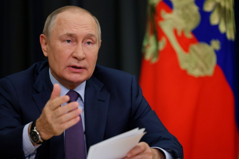 Vladimir Putin slår tillbaka mot den amerikanska och kanadensiska uppmaningen om att idrottare bör lämna Ryssland.