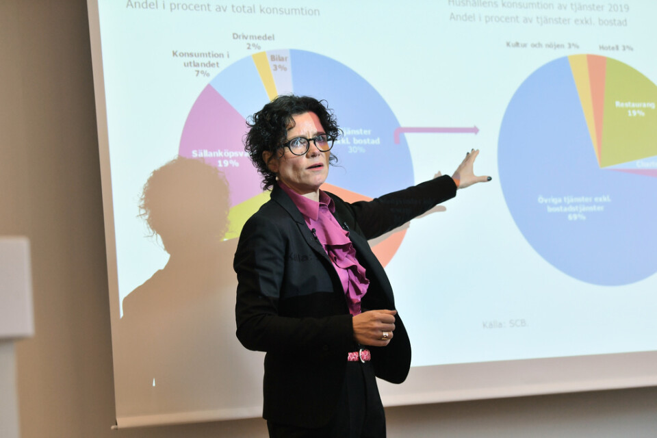Prognoschef Ylva Hedén Westerdahl presenterar Konjunkturinstitutets prognos över konjunkturläget under en pressträff i Stockholm.