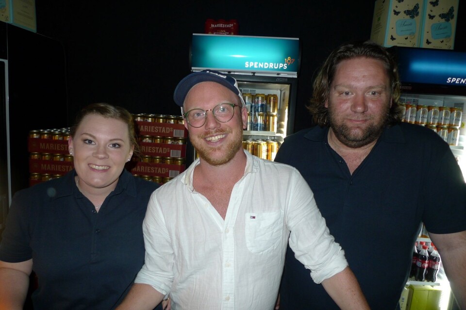 Marknadschefen Daniel Wallin omgiven av barpersonalens Erica Ottosson och Tobias Elmér.