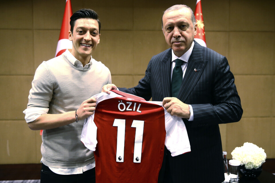 Den omtalade bilden på Mesut Özil och Turkiets president Recep Tayyip Erdoğan. Arkivbild.
