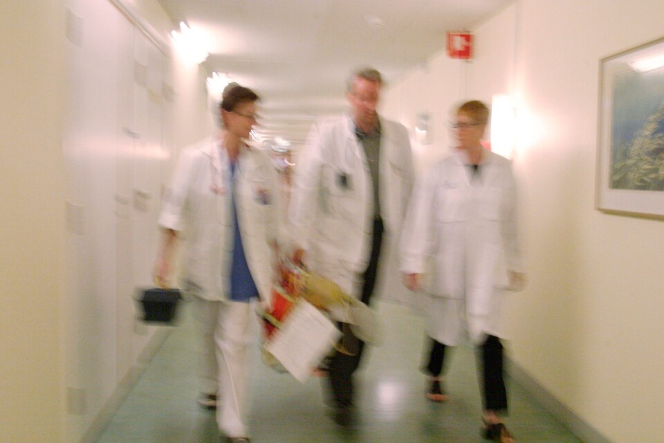 Sjukvårdspersonal springer omkring.