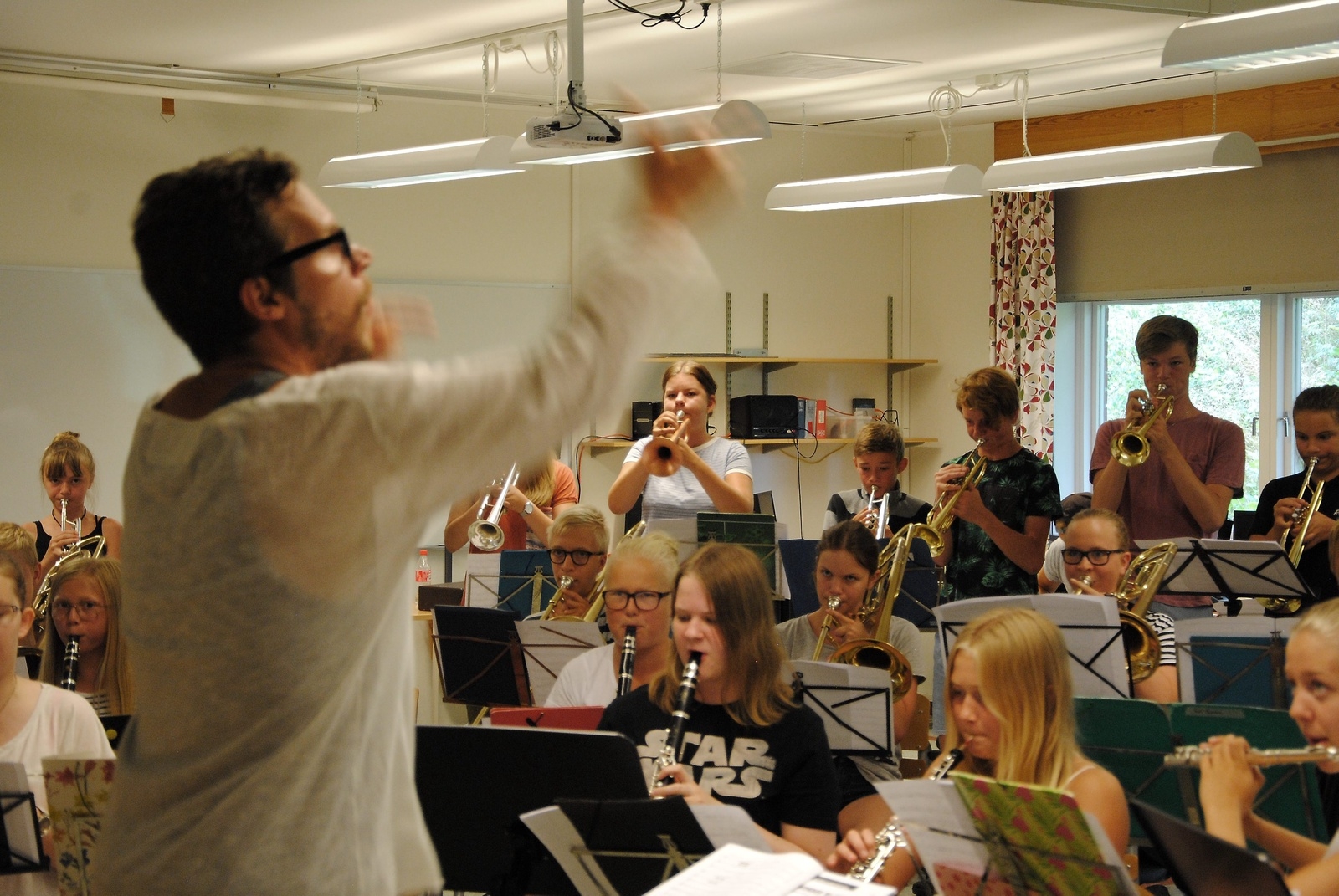 Dirigenten är engagerad i Star Wars-musiken. Orkestern ger åhörarna gåshud. Foto: Cajsa Bengtsson