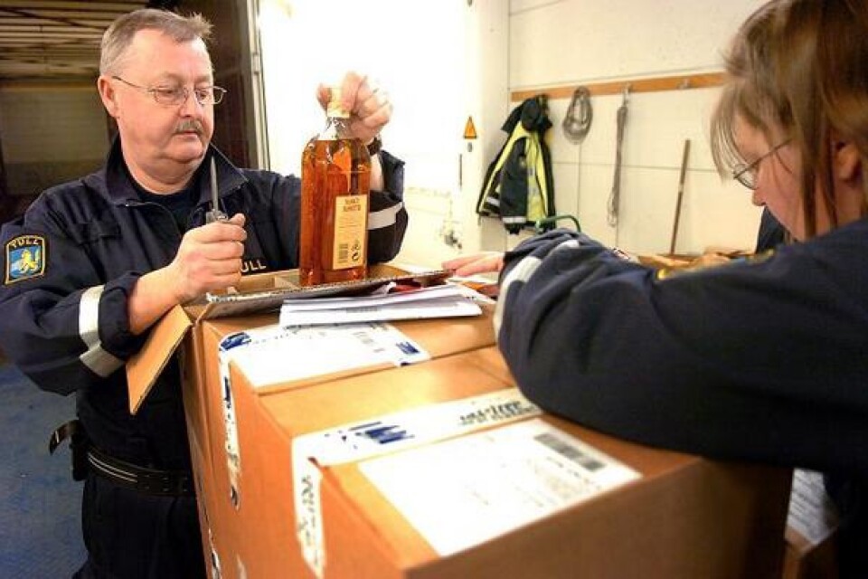 Hans Norén och Eva Lindström packade upp flaska efter flaska whisky av märket Hankey Bannister. Bild: Tomas Nyberg