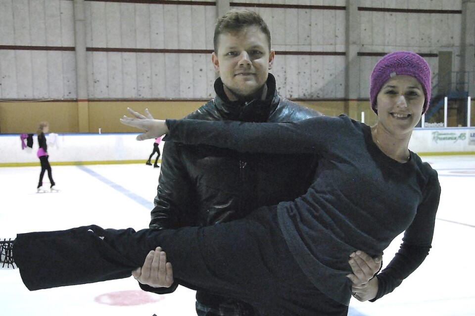 Alexander och Rose Kathy är nya tränare i Tyringe Konståkningssällskap den här säsongen. Det svensk-amerikanska äkta paret visar här upp  ett vackert paråkarlyft. FOTO: JAN RYDÉN