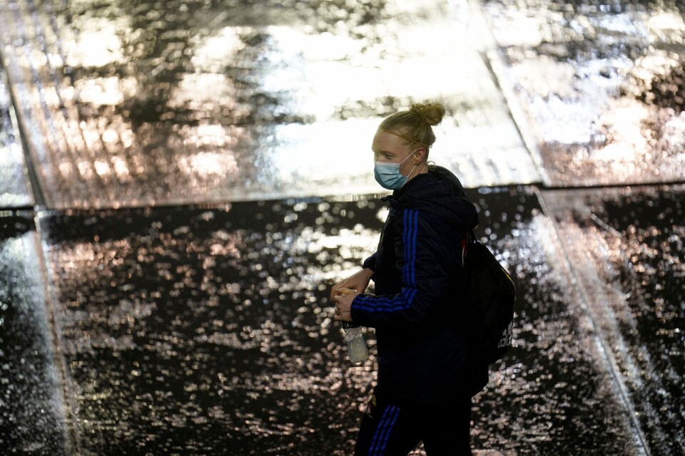 Hedvig Lindahl med munskydd när damlandslaget samlas. Det är dock oklart om hon fått maskne.