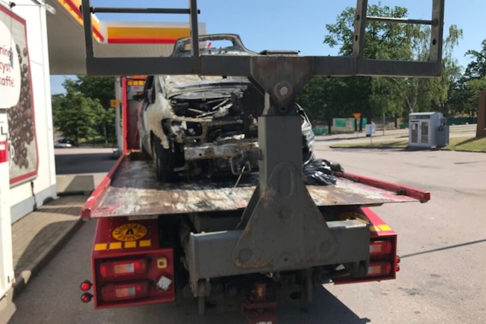 Bilen som började brinna behövde bärgas bort.