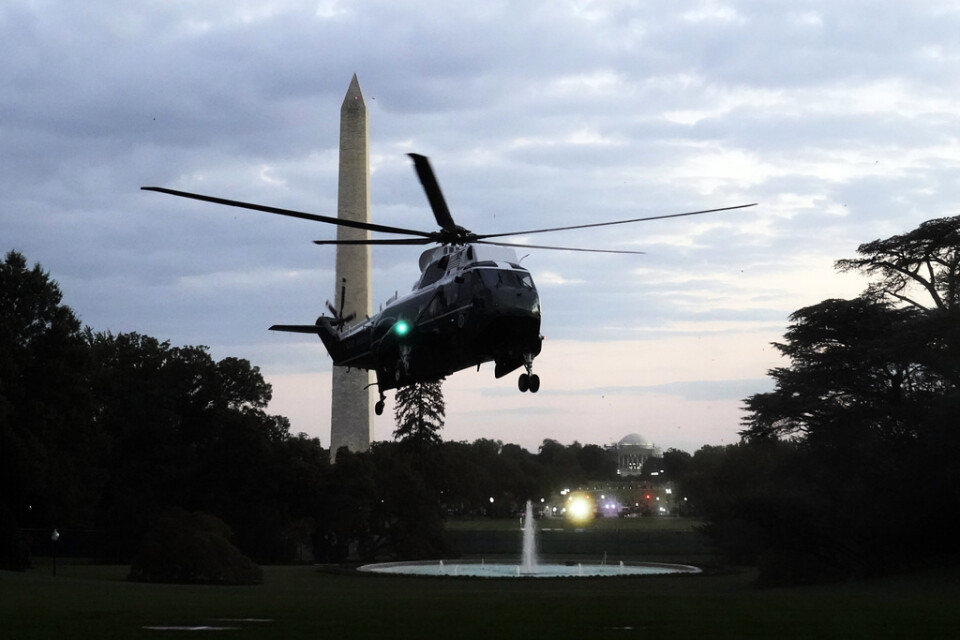 Presidenthelikoptern Marine One landar utanför Vita huset i Washington DC.