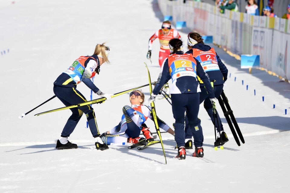Sveriges Stina Nilsson grattas av lagkamraterna efter målgång under damernas stafett, 4x5 km, vid skid-VM i Seefeld.