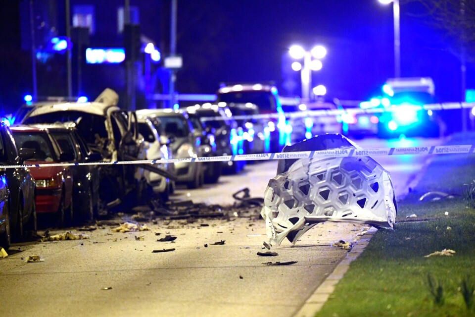 En bil i Helsingborg har fått kraftiga skador efter en explosion.