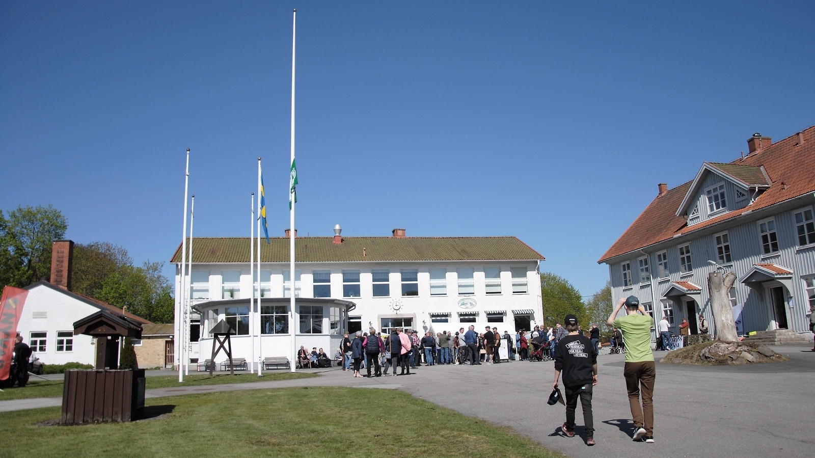 Flaggan var på halv stång på Naturbruksgymnasiet i Osby i lördags.                                                                                                                 FOTO: SUSANNE GÄRE