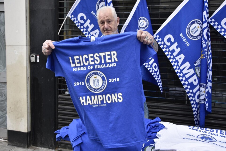 Leicester-supportern Sym höll upp en mästartröja redan innan titeln var säkrad. Men nu kan Leicester titulera sig Premier League-mästare.