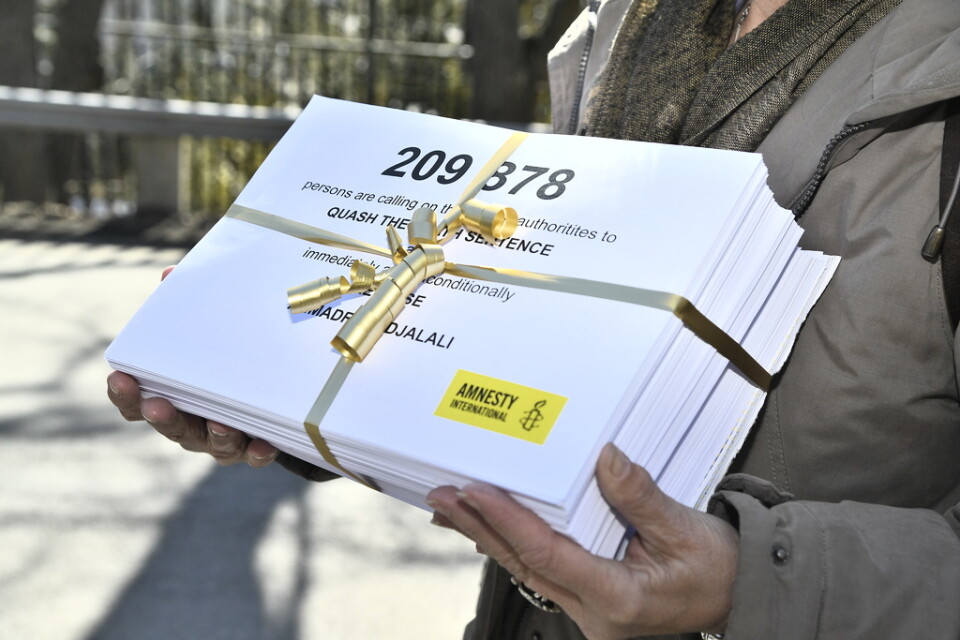 Amnesty lämnar namnunderskrifter till Irans ambassad i Stockholm för att kräva frisläppandet av den dödsdömde KI-forskaren Ahmadreza Djalali. Arkivbild från 2018.