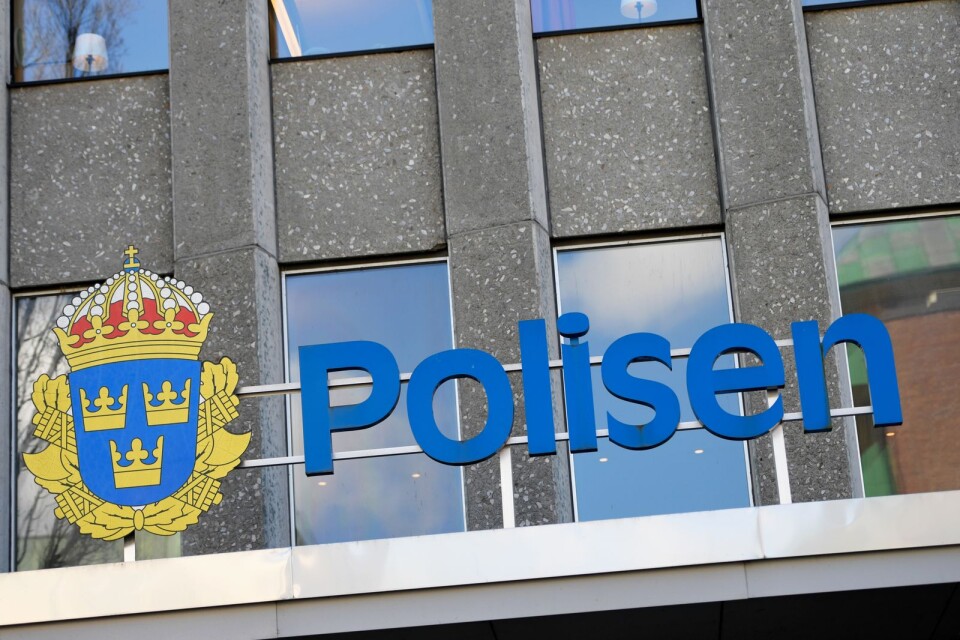 En 15-årig pojke är misstänkt för mordförsök sedan han riktat en pistol mot en polis i Västerås. På bilden syns polishuset i Västerås. Arkivbild.