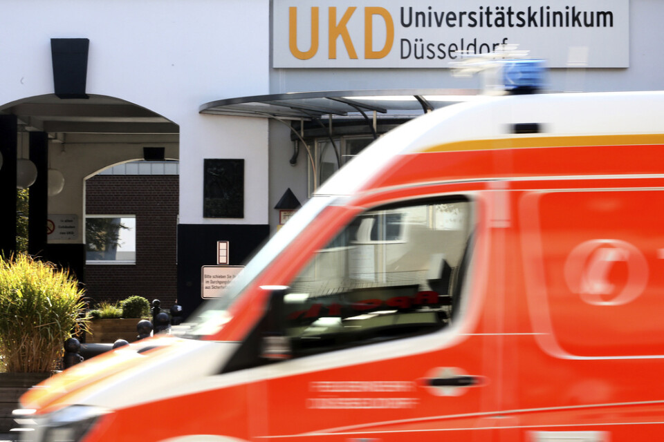 En ambulans utanför Düsseldorfs universitetssjukhus som tidigare i veckan utsattes för en cyberattack. Arkivbild.