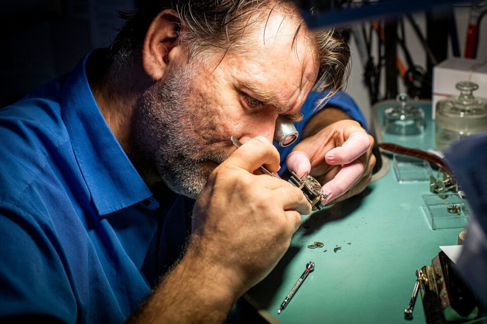 Luppen och pincetten är två ovärderliga verktyg för en urmakare.