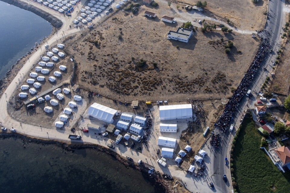 Omkring 9 000 personer ska ha flyttat in i det tillfälliga lägret på Lesbos.