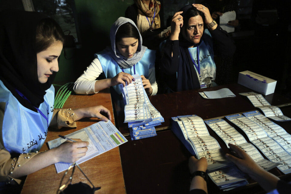 Rösträkning i en vallokal i Kabul den 28 september. Trots att en och en halv månad gått sedan presidentvalet har inte något resultat tillkännagivits.