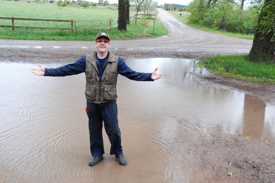 Bilden är från den 17 maj 2016 då det kom 40 millimeter regn på 24 timmar vilket fick Tommy Pettersson och många andra bönder att jubla. Nu hoppas han på något liknande.