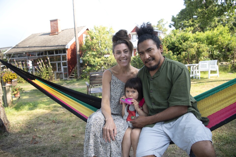 Anna Holgersson, 33, och Chego Trinidad Castellano, 40, träffades i en liten by vid Stilla havskusten för nio år sedan. Numera är de ett gift par, föräldrar till treåriga Aylin och driver populära Brygghuset cafe & art på Listerlandet.