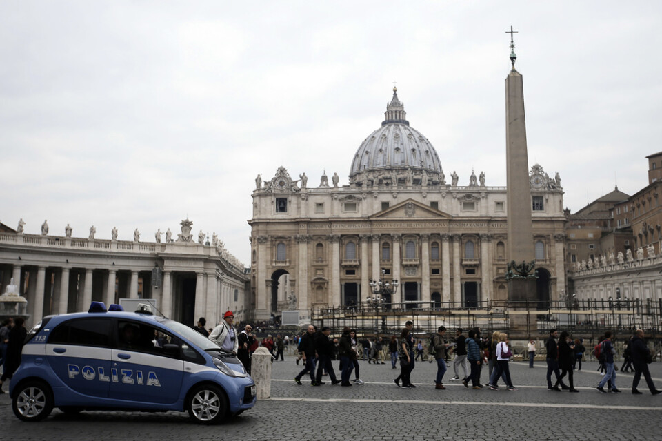 Polisen i Rom-området gillar sina elbilar, som här på Petersplatsen i Vatikanen. Men generellt är avgasfria bilar ovanliga, vilket bidrar till hälsofarlig smog. Arkivbild.
