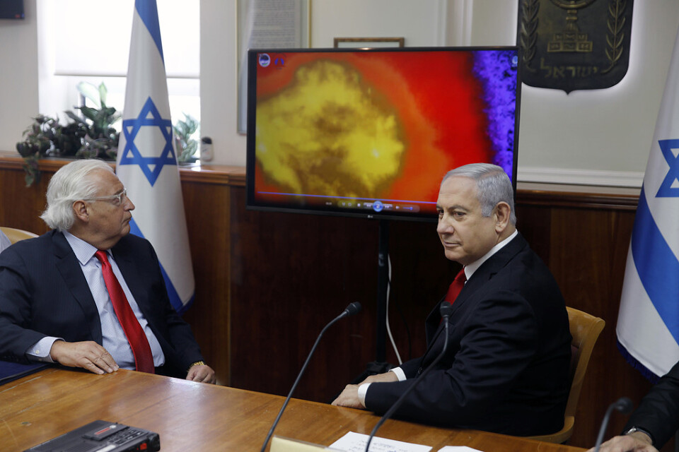 Israels premiärminister Benjamin Netanyahu och USA:s Israelambassadör David Friedman tittar på en video från testet.