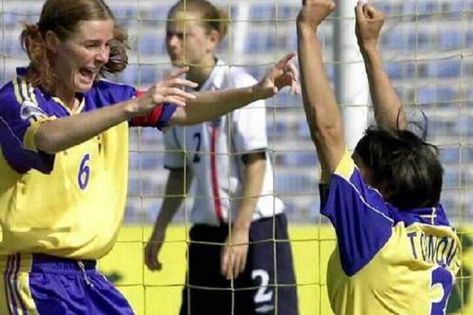 Jane visade vägen. Sverige och Jane Törnqvist gjorde 1&#x96;0 redan efter en minuts spel mot England. Sen var det inget snack om saken. Det blev 4&#x96;0 till slut. Bild: PRESSENS BILD