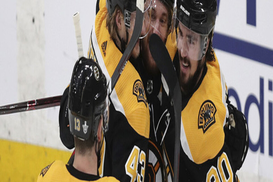 Boston och Marcus Johansson kunde jubla i 6–2-segern hemma mot Carolina i Stanley Cup-semifinalen.