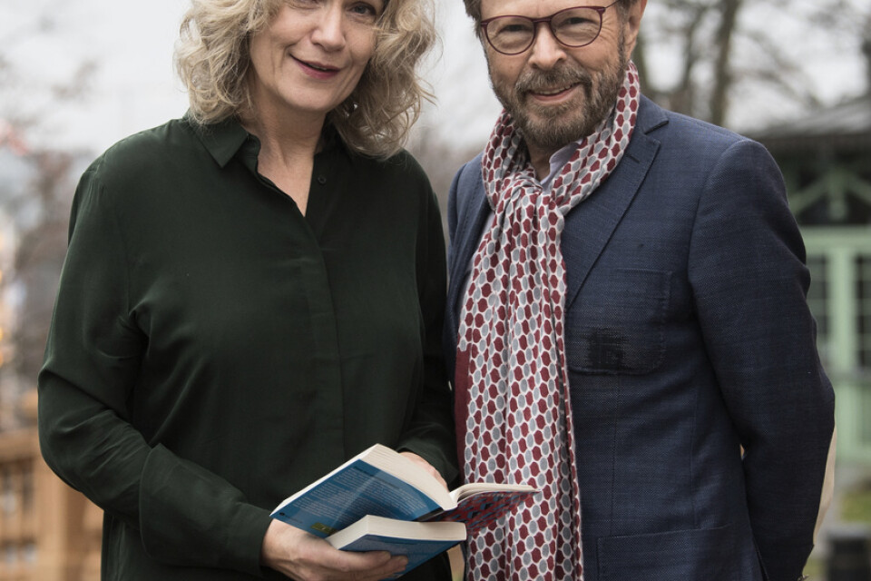 Åsa Wikforss och Björn Ulvaeus gläds båda över julklappen till landets gymnasietreor.